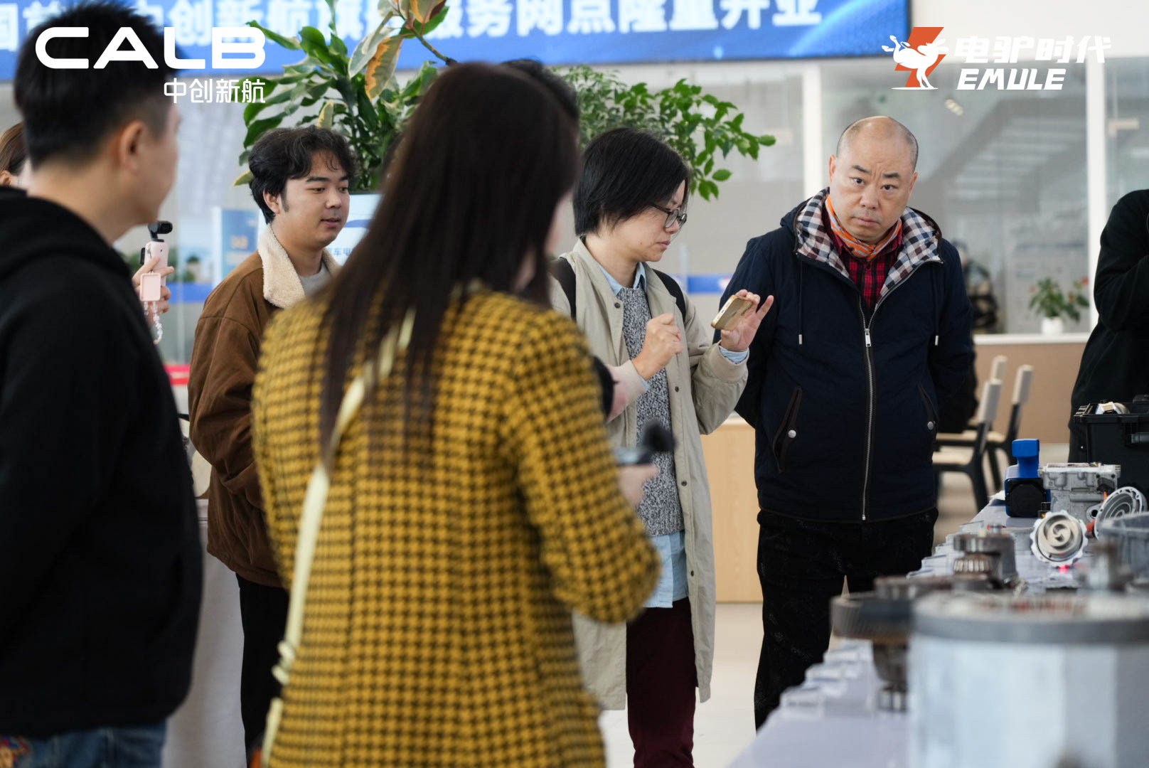 中创新航&times;电驴时代1101战略合作启航宣传图  全国首家三电旗舰服务网点品牌联合口号海报  电驴相伴三电无忧 新能源后市场服务新标杆