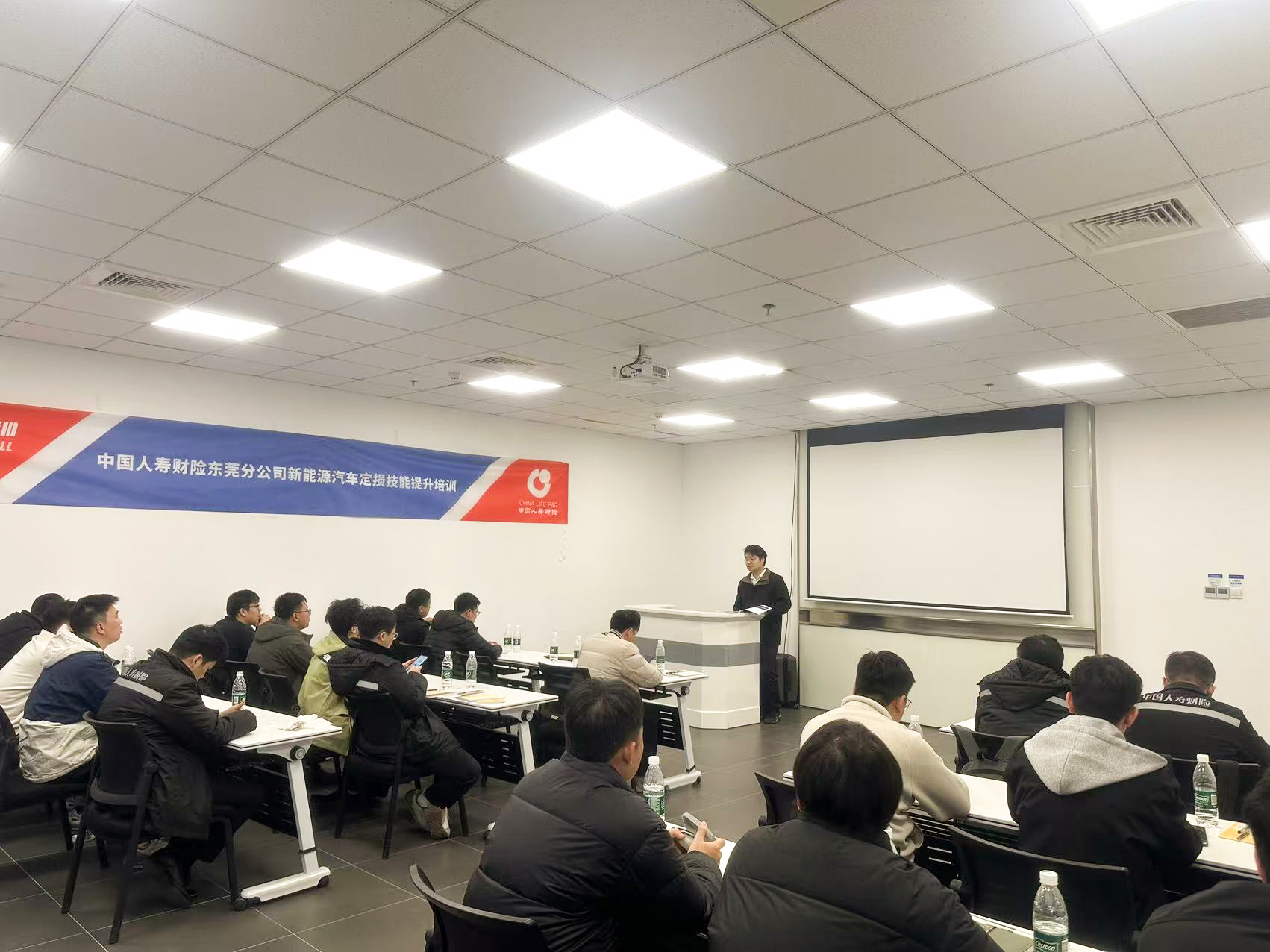 中国人寿财险联合电驴培训,在东莞电驴维修中心开展了一场针对新能源汽车三电系统定损的专业培训 中国人寿财险联合电驴培训,在东莞电驴维修中心开展了一场针对新能源汽车三电系统定损的专业培训
