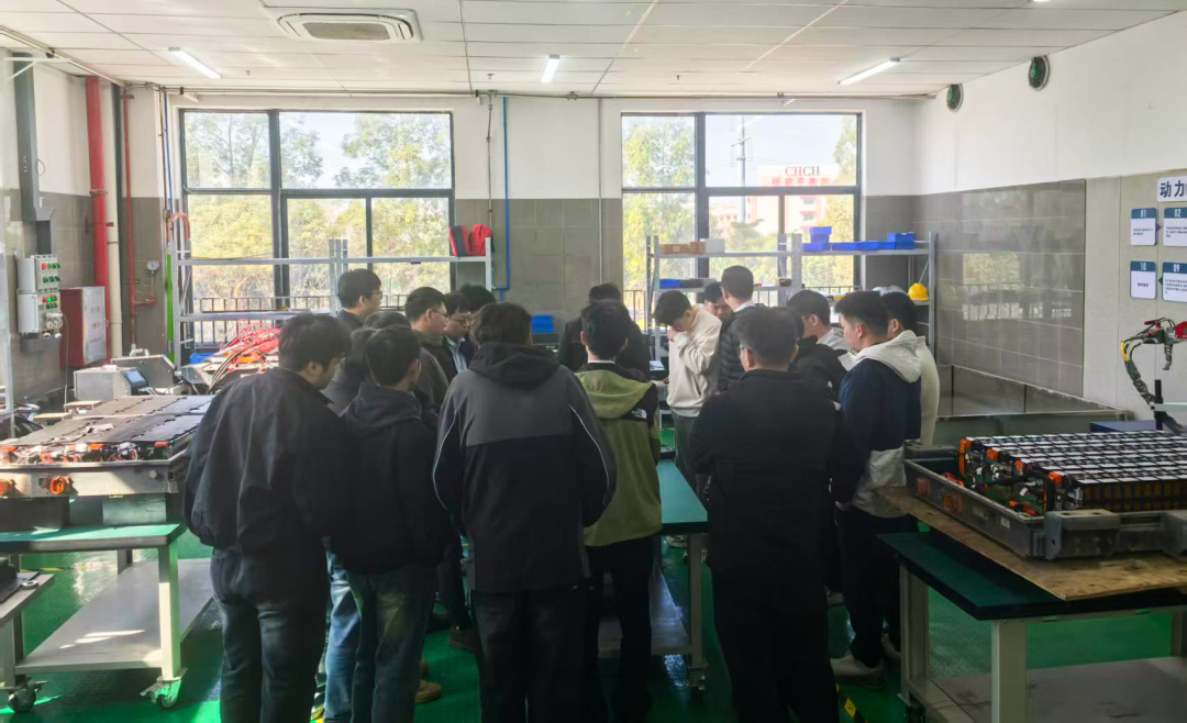 中国人寿财险联合电驴培训,在东莞电驴维修中心开展了一场针对新能源汽车三电系统定损的专业培训 中国人寿财险联合电驴培训,在东莞电驴维修中心开展了一场针对新能源汽车三电系统定损的专业培训